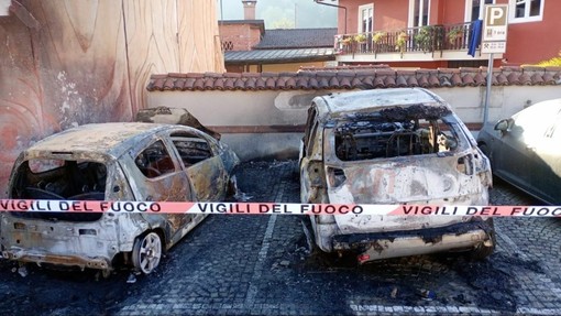 Le auto andate a fuoco