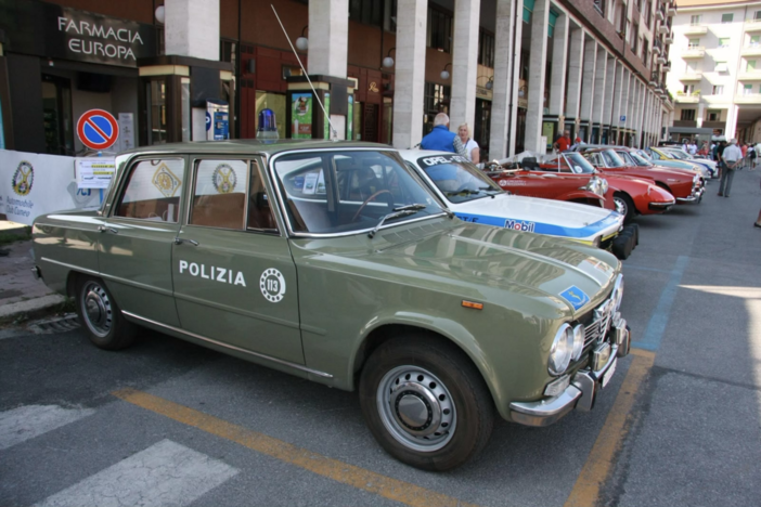 Cuneo, l'Aci festeggia cento anni: in sfilata oltre cinquanta auto storiche scortate dalla Polizia Cuneo, l'Aci festeggia cento anni: in sfilata oltre cinquanta auto storiche scortate dalla Polizia