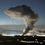 L'alta colonna di fumo alzatasi dall'edificio in zona Parco Tanaro (foto Michael Bianco) L'alta colonna di fumo alzatasi dall'edificio in zona Parco Tanaro (foto Michael Bianco)