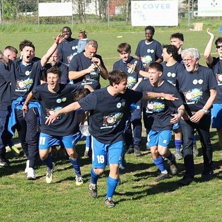 La festa dei giocatori per la promozione in Seconda Categoria