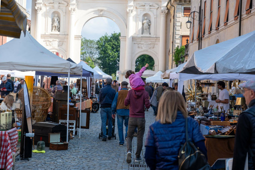 Cherasco si prepara a riaccendere la magia del vintage: in arrivo il Mercato dell'Antiquariato e del Collezionismo