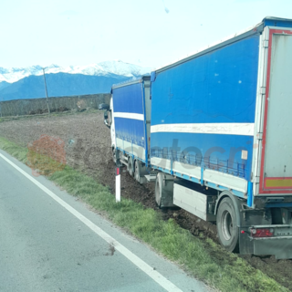 Autoarticolato esce di strada sulla Provinciale tra Saluzzo e Savigliano