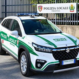 Ceva, orinava in strada in pieno giorno: individuato e sanzionato dalla Polizia Locale