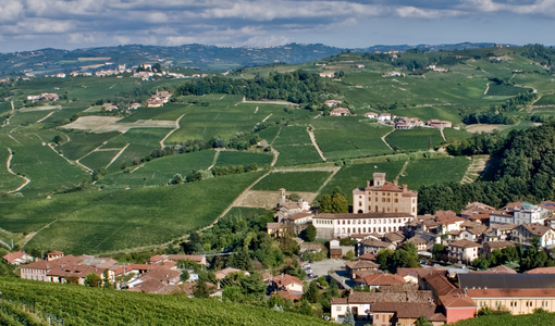 Una veduta di Barolo col suo castello