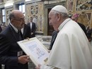Nella foto Papa Francesco riceve dalle mani del dirigente e volontario trapiantato Aido Bruno Bottero un simpatico presente a firma di Danilo Paparelli, da sempre vicino alla causa associativa