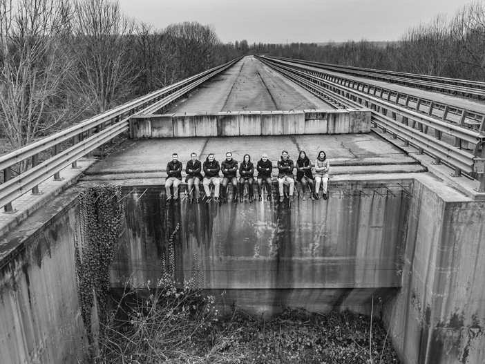 Una foto inedita del 2019: la giunta regionale seduta sull’autostrada Asti-Cuneo che finiva nel vuoto - Una foto inedita del 2019: la giunta regionale seduta sull’autostrada Asti-Cuneo che finiva nel vuoto -