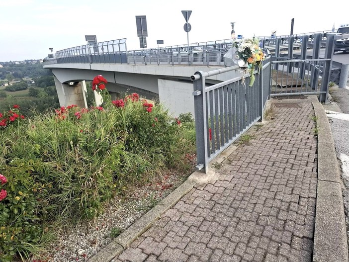 Cuneo, 50enne tenta di lanciarsi dal viadotto Sarti: lo salva un poliziotto fuori servizio Cuneo, 50enne tenta di lanciarsi dal viadotto Sarti: lo salva un poliziotto fuori servizio