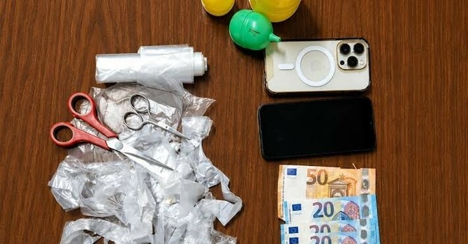 Spaccio di cocaina a Cherasco: fermato dai Carabinieri durante lo scambio, in casa nascondeva altri 75 grammi