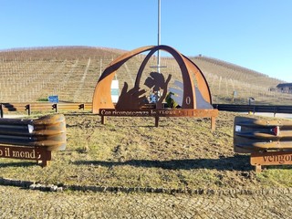 Nelle foto alcuni momenti dell'inaugurazione e della presentazione tenuta presso la cantina Terre del Barolo