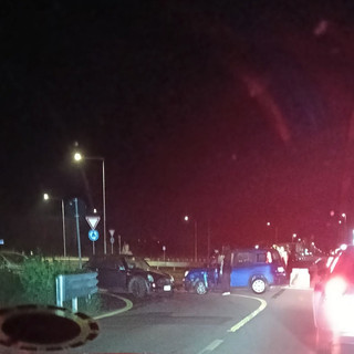 Nella foto i mezzi coinvolti nell’incidente di Alba (Ph. Sabrina Passone, gruppo Facebook "Sei di Alba se…") Nella foto i mezzi coinvolti nell’incidente di Alba (Ph. Sabrina Passone, gruppo Facebook "Sei di Alba se…")
