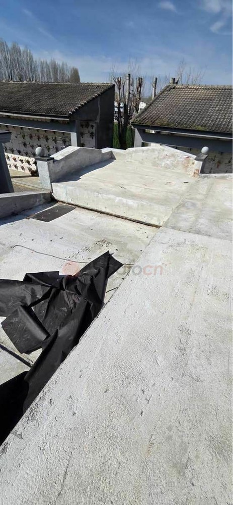 Alcune tombe del cimitero di Cherasco già interessate dalla rimozione delle coperture nelle scorse settimane