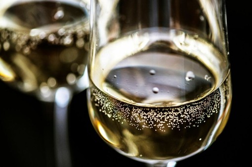 Vino nella grande distribuzione, il Piemonte premia Prosecco, Barbera e Lambrusco