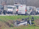 Auto esce di strada e si rovescia in un campo sulla Provinciale 7 tra Pollenzo e Cherasco