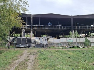 Lo stabile distrutto: in corso le verifiche dei Vigili del Fuoco Lo stabile distrutto: in corso le verifiche dei Vigili del Fuoco
