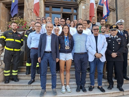 Anita Gastaldi insieme ai familiari e alle autorità al termine della premiazione Anita Gastaldi insieme ai familiari e alle autorità al termine della premiazione