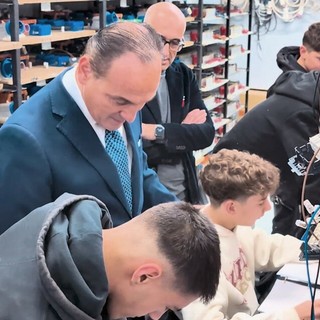 Il presidente Cirio visita Apro Formazione: la nuova sala docenti all'avanguardia e workstation di ultima generazione Il presidente Cirio visita Apro Formazione: la nuova sala docenti all'avanguardia e workstation di ultima generazione