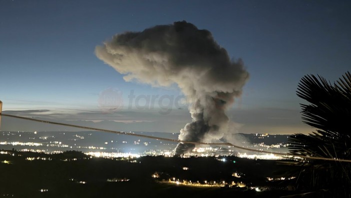 L'alta colonna di fumo alzatasi dall'edificio in zona Parco Tanaro (foto Michael Bianco)