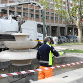 Tecnici del servizio idrico di ASP al lavoro in piazza Alfieri