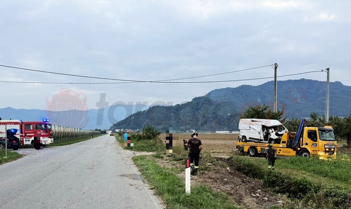 Il furgone finito fuori strada a Revello