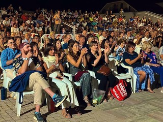 Alcuni scatti dalla partecipata serata (Agenzia Acca di Andrea Caponnetto; fotografo Patryk Wywrocki, Instagram @fresheyeview)