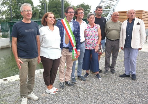 Il sindaco Claudio Ambrogio con tecnici e rappresentanti dell'amministrazione comunale durante la cerimonia dedicata al varo progetto Bealera Maestra, nell'agosto scorso