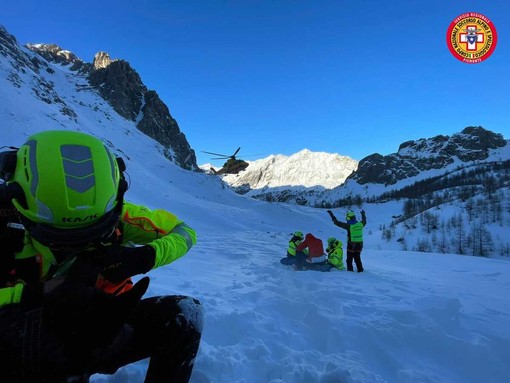 I soccorsi agli scialpinisti coinvolti nella valanga verificatasi venerdì sulle montagne di Acceglio