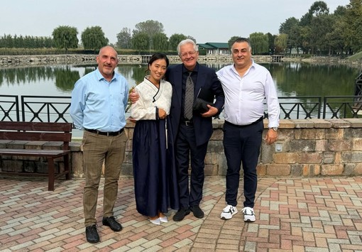 Caramagna Piemonte, i fratelli Riggio della Tenuta "Lago dei Salici" con gli sposi Marco Costa e Sang Eun Kim Caramagna Piemonte, i fratelli Riggio della Tenuta "Lago dei Salici" con gli sposi Marco Costa e Sang Eun Kim