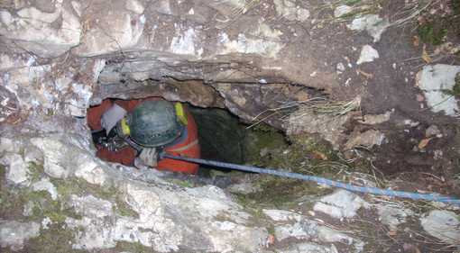 L'ingresso della grotta in un'immagine del portale Catasto Grotte Piemonte (https://catastogrotte-piemonte.net/)
