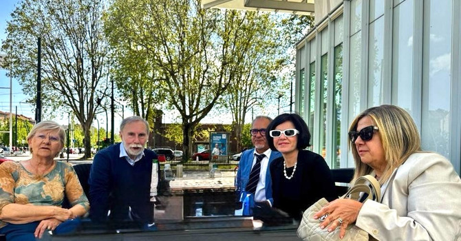 Carla Bonino e Giuseppe Steffanino, ex sindaca e vice di Vezza d'Alba, insieme ai legali Marco Calosso, Marta Giovannini e Silvia Calzolaro Carla Bonino e Giuseppe Steffanino, ex sindaca e vice di Vezza d'Alba, insieme ai legali Marco Calosso, Marta Giovannini e Silvia Calzolaro