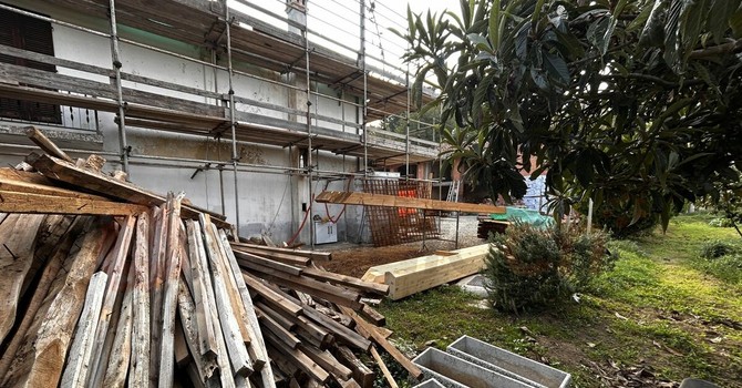 Uno scorso del cascinale teatro della tragedia avvenuta nella notte del 20 settembre scorso. Nelle altre foto alcuni momenti del sopralluogo tenuto stamane da inquirenti e periti