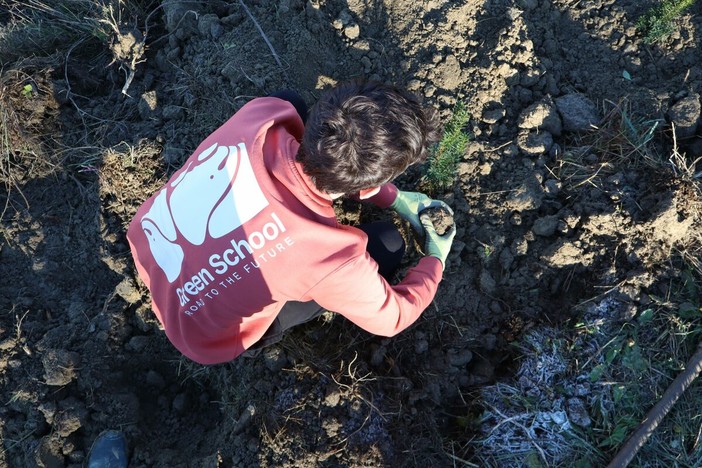 Nasce il Bosco delle Green School: 122 alberi piantati a Serravalle Langhe, uno per ogni scuola