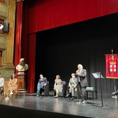 Il ministro dell'Istruzione Patrizio Bianchi sul palco del Teatro Sociale di Alba per i 200 anni dalla nascita di Michele Coppino
