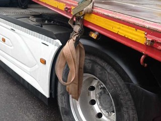 Le immagini che testimoniano la posa delle cinghie con le quali il carico era stato ancorato e la presenza delle cinghie dopo l'incidente