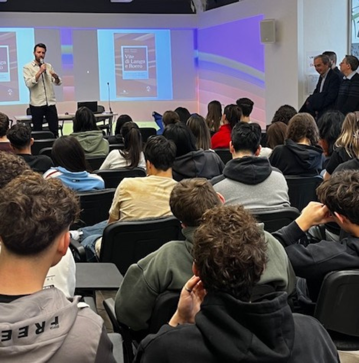 "Vite di Langa e Roero”: il libro di Petrini e Tibaldi arriva nelle scuole di Bra