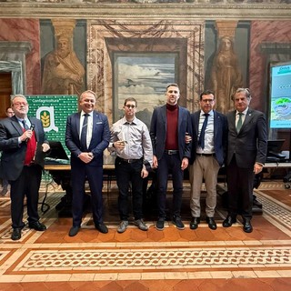 La consegna del premio. Da sinistra: il giornalista Marco Frittella, l’assessore regionale all’Agricoltura Paolo Bongioanni, Mattia Bianco e Marco Villano di 8pari, Roberto Abellonio di Cascina Piccaluga e il direttore generale di Confagricoltura Roberto Caponi