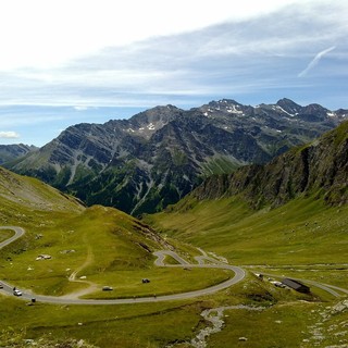 Una veduta panoramica della strada del Colle dell'Agnello (foto Provincia di Cuneo)