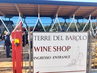 Nelle foto alcuni momenti dell'inaugurazione e della presentazione tenuta presso la cantina Terre del Barolo
