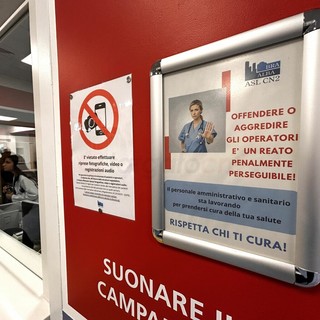"Rispetta chi ti cura", l'appello sui cartelli disseminati nel reparto