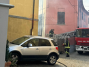 A sinistra l'abitazione interessata dall'incendio
