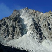Il canalone e il cono detritico visti dal sentiero per il colle di Viso e il rifugio Quintino Sella: è visibile la polvere in sospensione dovuta ai continui distacchi di pietre ancora in corso (foto Arpa Piemonte)