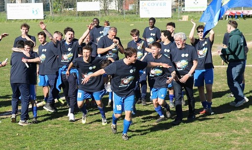 La festa dei giocatori per la promozione in Seconda Categoria