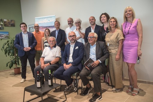 Il presidente Robaldo con i promotori dell'evento in ricordo di Gino Veronelli Il presidente Robaldo con i promotori dell'evento in ricordo di Gino Veronelli