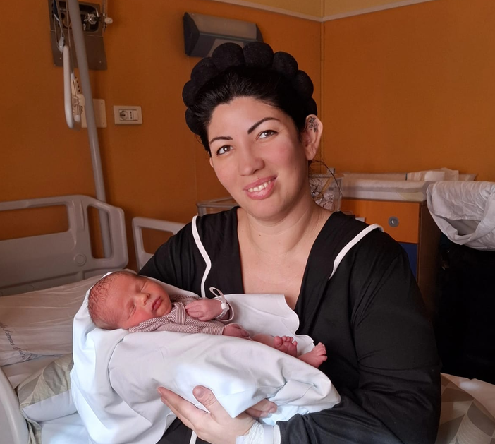 La paziente presa in cura dall'ospedale Sant'Anna col piccolo Riccardo, suo terzogenito La paziente presa in cura dall'ospedale Sant'Anna col piccolo Riccardo, suo terzogenito