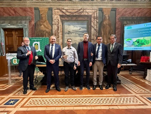 La consegna del premio. Da sinistra: il giornalista Marco Frittella, l’assessore regionale all’Agricoltura Paolo Bongioanni, Mattia Bianco e Marco Villano di 8pari, Roberto Abellonio di Cascina Piccaluga e il direttore generale di Confagricoltura Roberto Caponi