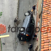 Mondovì, auto senza conducente prende velocità e si ribalta in vicolo Pizzo