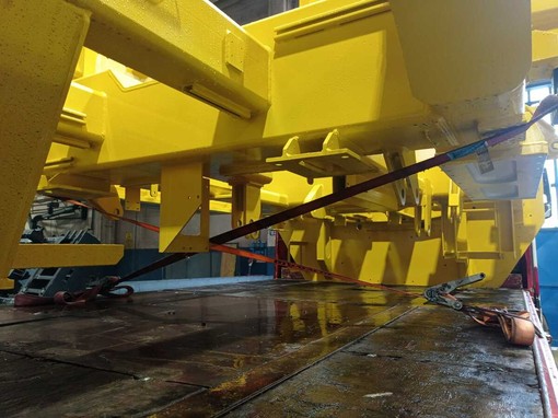 Le immagini che testimoniano la posa delle cinghie con le quali il carico era stato ancorato e la presenza delle cinghie dopo l'incidente