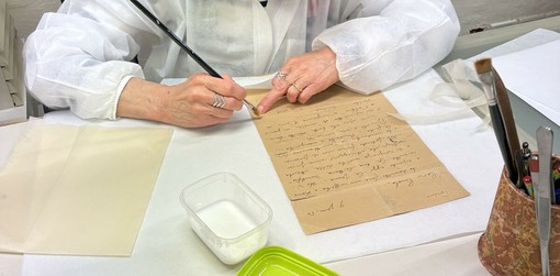 La lettera in fase di restauro