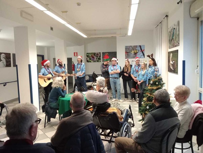 Gli scout cantano alla Casa di Riposo Ottolenghi: i desideri degli anziani diventano regali di Natale