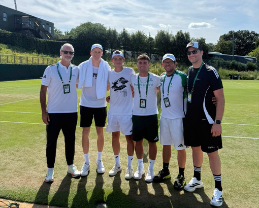 TENNIS / Allenamento con Sinner sull’erba di Wimbledon per il talento di Caramagna Simone Massellani [VIDEO]