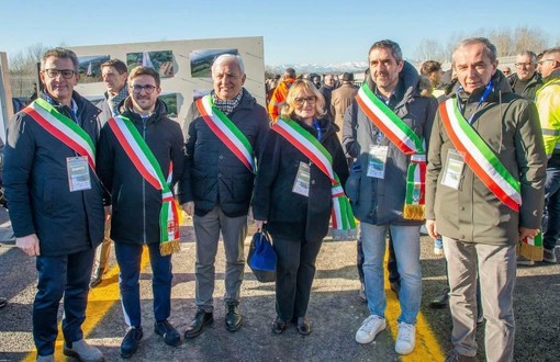 Al centro nella foto la sindaca lamorrese Marialuisa Ascheri insieme ai colleghi di Alba, Bra, Cherasco, Castagnito e Govone Al centro nella foto la sindaca lamorrese Marialuisa Ascheri insieme ai colleghi di Alba, Bra, Cherasco, Castagnito e Govone
